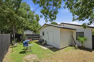 811/ 813 S Commerce St, Lockhart, TX 78644 - Photo 34