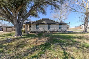 61 Family Cir, Hutto, TX 78634 - Photo 2