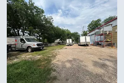 109 E 11th Street, Taylor, TX 76574 - Photo 2