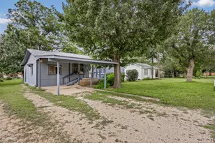 914 Plum St, Lockhart, TX 78644 - Photo 2