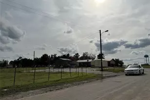 101 SE Mulberry St, Rockdale, TX 76567 - Photo 2