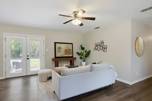 803 Campbell St, Lockhart, TX 78644 - Photo 6