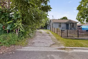 1302 1/2 Walnut Ave E, Austin, TX 78702 - Photo 2