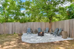 504 W 2nd St, Elgin, TX 78621 - Photo 2