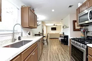 504 W 2nd St, Elgin, TX 78621 - Photo 4