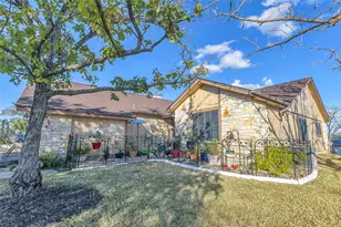 33 Oaks Pl, Lago Vista, TX 78645 - Photo 2