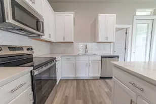 857 Cypress Ln, Horseshoe Bay, TX 78657 - Photo 6