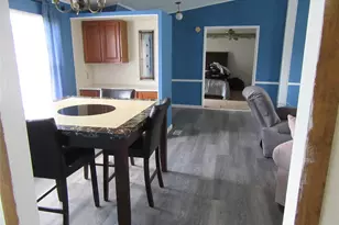 808 E 7th St, Nixon, TX 78140 - Photo 4