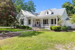 308 E Travis St, Fredericksburg, TX 78624 - Photo 2