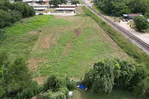 810 W 7th St, Cameron, TX 76520 - Photo 1