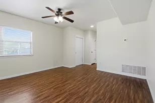 302 W San Antonio St, San Marcos, TX 78666 - Photo 8