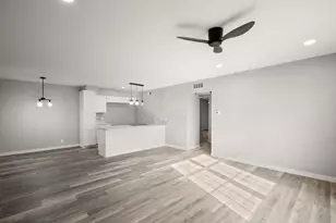 910 Duncan Ln, Austin, TX 78705 - Photo 2