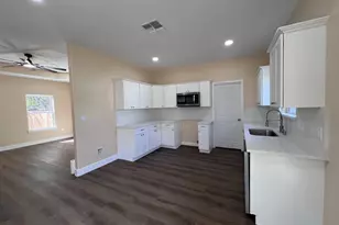 410 W Trinity St, Luling, TX 78648 - Photo 6