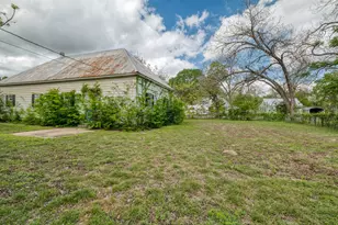 701 NE 1st St, Smithville, TX 78957 - Photo 18