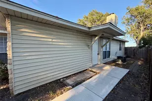 1510 S Medina St, Lockhart, TX 78644 - Photo 4