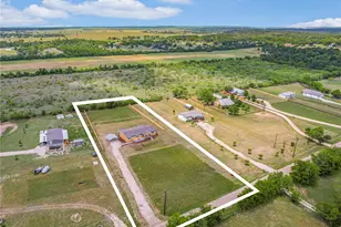 202 Lazy River Ln, Elgin, TX 78621 - Photo 2