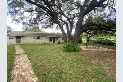 605 E Kerr Street E, Burnet, TX 78611 - Photo 4