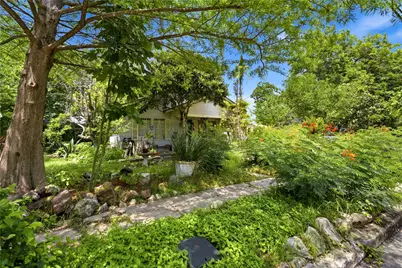 242 S Sycamore Avenue, New Braunfels, TX 78130 - Photo 2