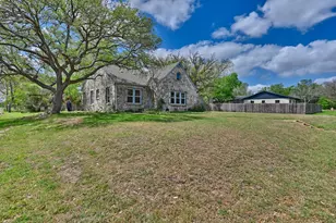 1284 E Hempstead St, Giddings, TX 78942 - Photo 2