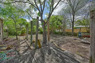 1284 E Hempstead St, Giddings, TX 78942 - Photo 6