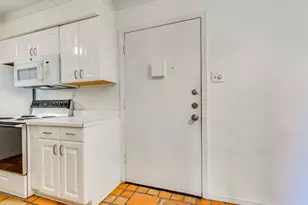 910 Duncan Ln, Austin, TX 78705 - Photo 4