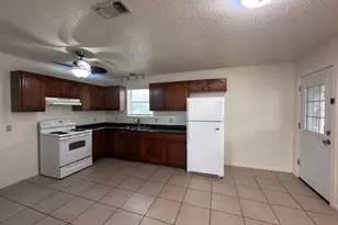 413 Magnolia St, Bastrop, TX 78602 - Photo 6