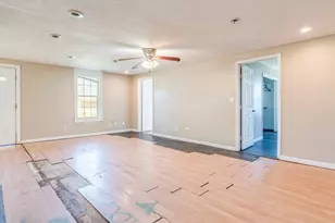 721 E Pine St, Seguin, TX 78155 - Photo 8