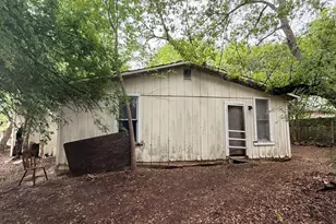 918 S Brazos St, Lockhart, TX 78644 - Photo 14