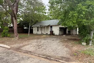 918 S Brazos St, Lockhart, TX 78644 - Photo 2