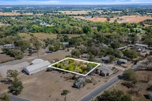 102 Masonic Dr, Elgin, TX 78621 - Photo 2