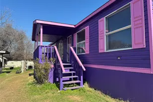 404 W Cleveland St, Elgin, TX 78621 - Photo 2