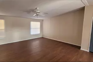 404 W Cleveland St, Elgin, TX 78621 - Photo 18