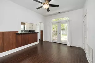 304 W 35th St, Austin, TX 78705 - Photo 4