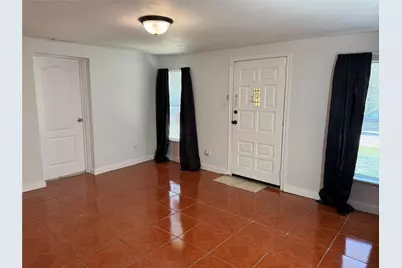 909 E Market Street, Lockhart, TX 78644 - Photo 4