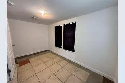 909 E Market Street, Lockhart, TX 78644 - Photo 8