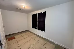 909 E Market St, Lockhart, TX 78644 - Photo 8