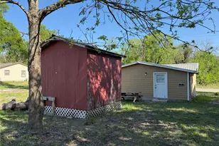 909 E Market St, Lockhart, TX 78644 - Photo 16