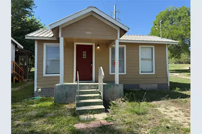 909 E Market Street, Lockhart, TX 78644 - Photo 2