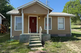 909 E Market St, Lockhart, TX 78644 - Photo 2