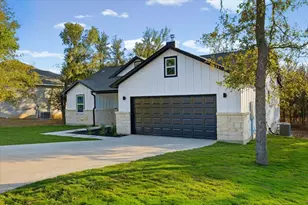 105 E Keomuku Ln, Bastrop, TX 78602 - Photo 2