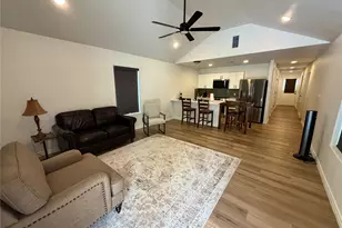 1107 Neches St, Lockhart, TX 78644 - Photo 2