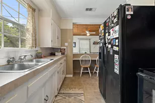 839 W 6th St, Taylor, TX 76574 - Photo 16