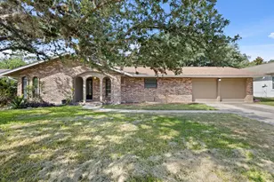 310 De Soto Dr, Universal City, TX 78148 - Photo 2