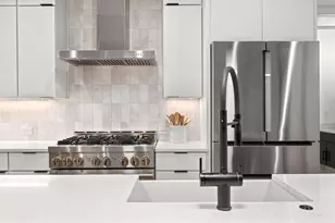 2104 E 2nd St, Austin, TX 78702 - Photo 10