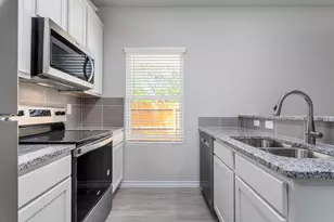 606 Hudson St, Seguin, TX 78155 - Photo 4