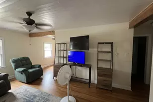 107 W 7th St, Elgin, TX 78621 - Photo 2