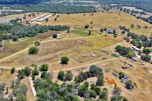 599 Rocky Ln, Luling, TX 78648 - Photo 4