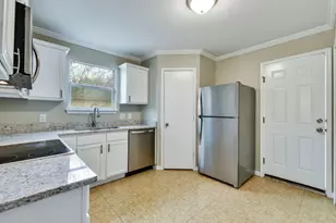 3000 Meadow Ln, Taylor, TX 76574 - Photo 2