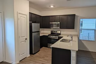 415 Halfmoon Dr, Lockhart, TX 78644 - Photo 4