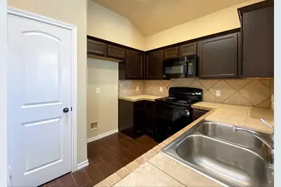 137 Creekside Villa Drive, Kyle, TX 78640 - Photo 4